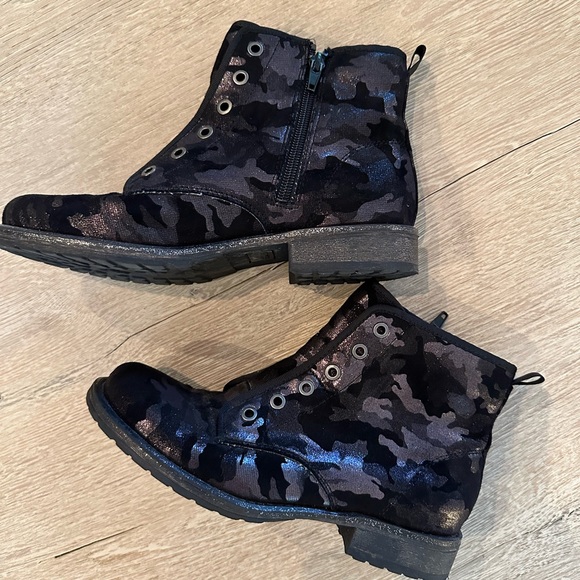 Dolce Vita sparkle camo boots size 5 girls. Skirt & sweater sold separately.EC - Picture 2 of 6